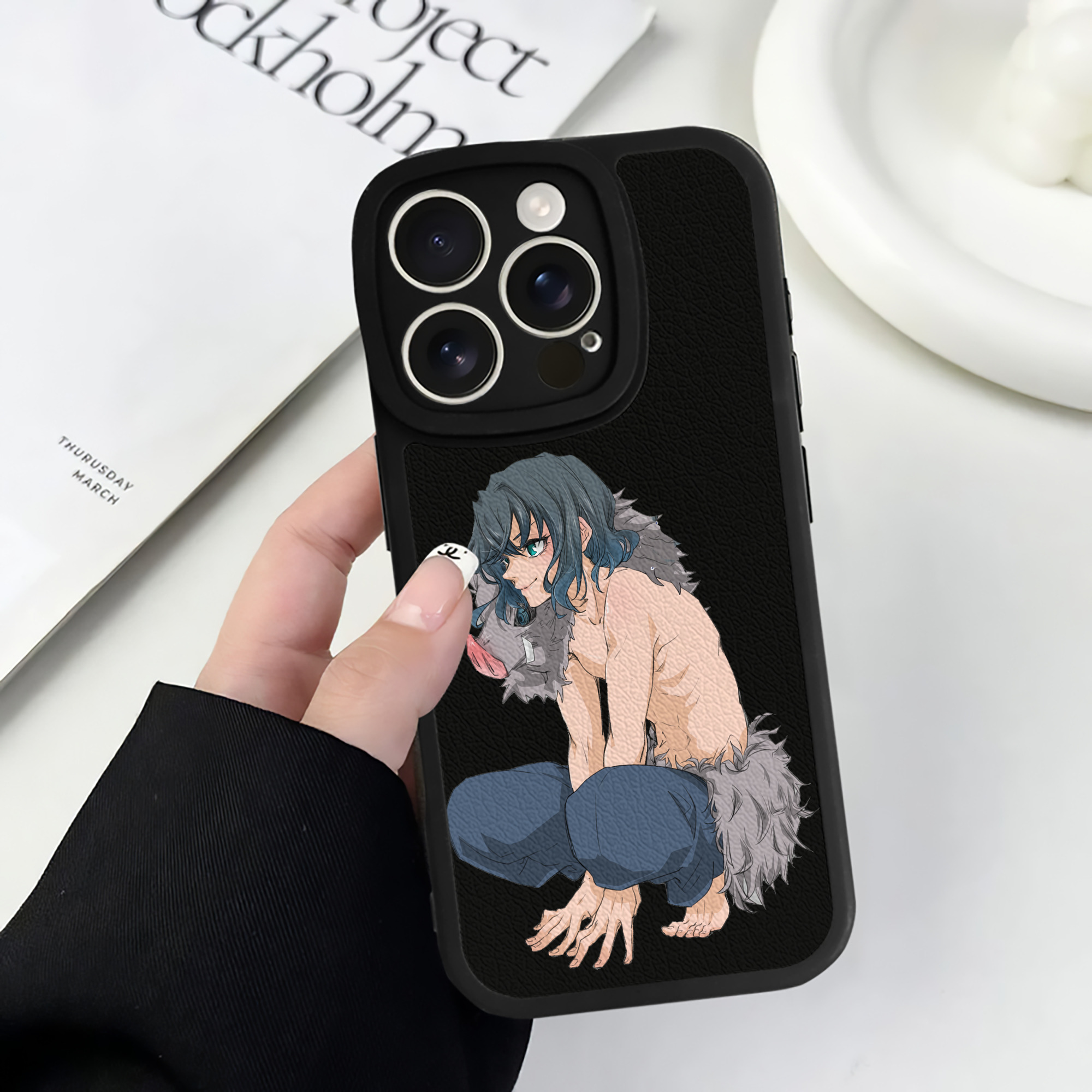 （画像用） 鬼滅の刃（きめつのやいば）嘴平 伊之助／はしびら いのすけ Hashibira Inosuke 【iPhone 16シリーズ対応】シリコンスマホケース（レザー調） 材質：シリコン
